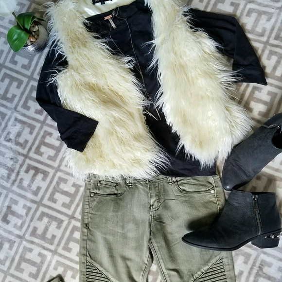 Ivory Faux Fur Vest S/M - Picture 2 of 6